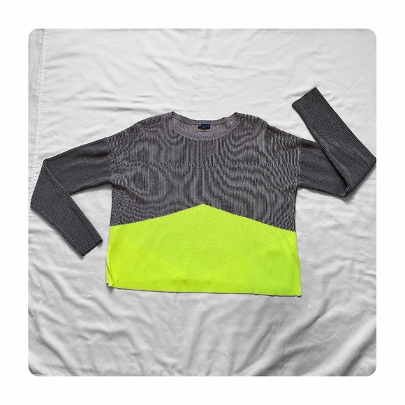 ★ Under Amour Color Block Lightweight Sweater ★ - Picture 4 of 15